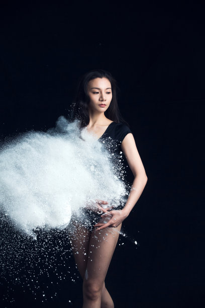 青年女人在跳芭蕾舞图片下载