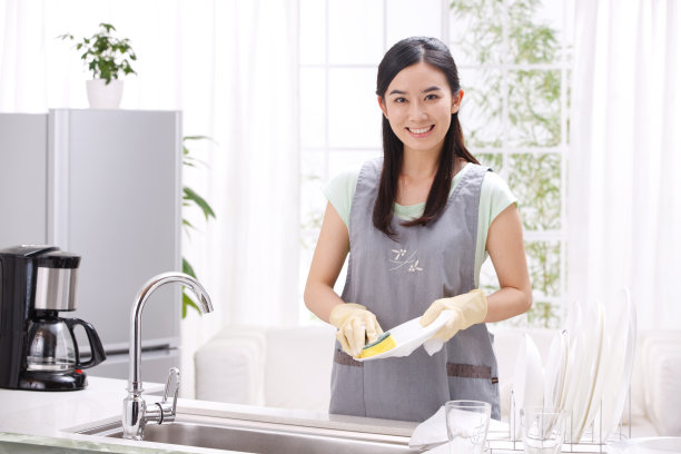 年轻女人在厨房洗盘子图片下载