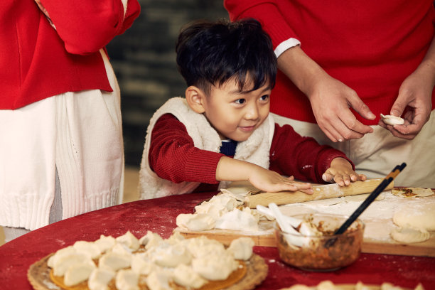 幸福家庭过年包饺子图片下载