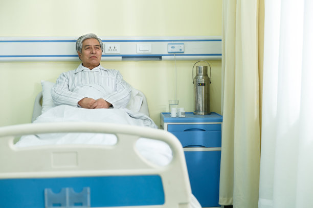 生病的老人在病房图片下载