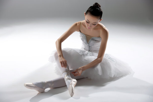 女人系芭蕾舞鞋带图片下载