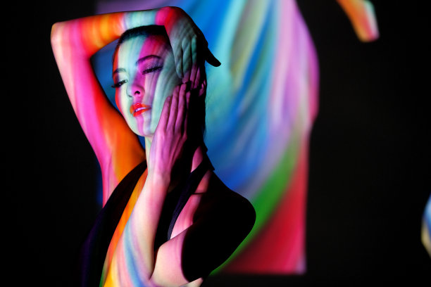 投影下的年轻女人图片下载