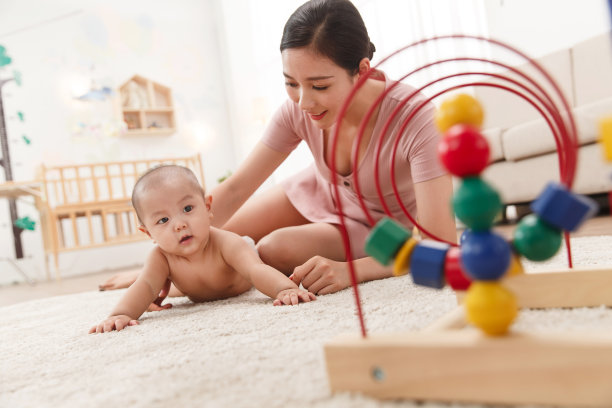 妈妈陪宝宝玩耍图片下载