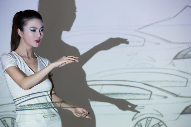 投影下的年轻女人图片下载