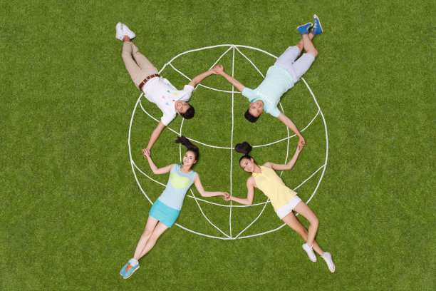 青年男女手牵手躺在草地上图片下载