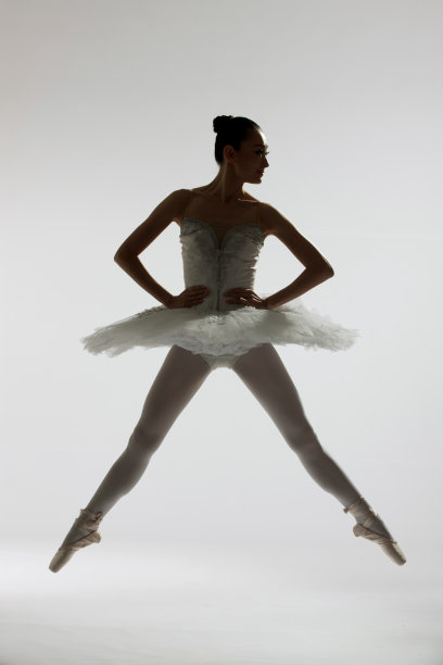 青年女人跳芭蕾舞图片下载