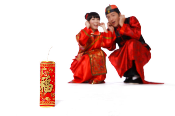 青年男女放鞭炮图片下载