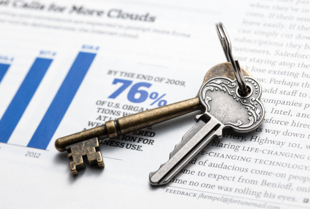 钥匙与报纸图片下载