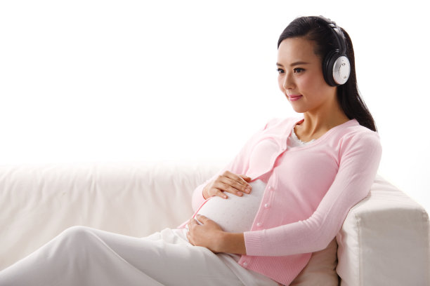 孕妇坐在沙发上听音乐图片下载