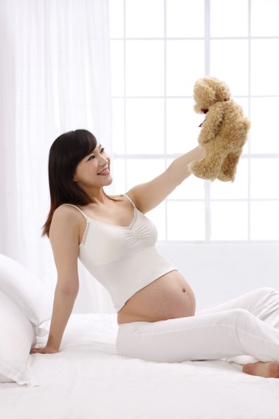孕妇拿着玩具熊图片下载