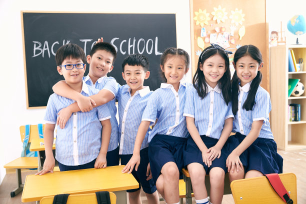 可爱的小学生在教室里图片下载