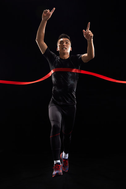 运动员冲刺终点图片下载