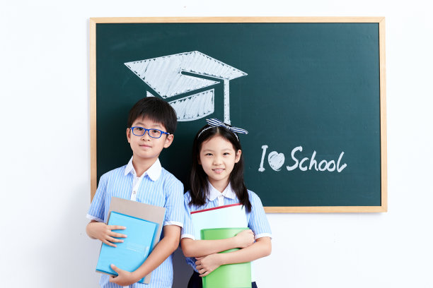 可爱的小学生在教室里图片下载