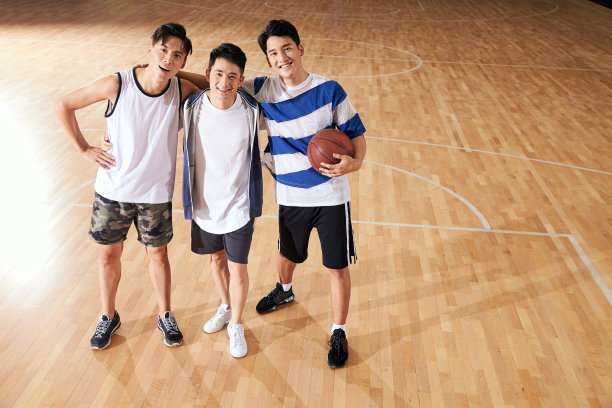 青年男人打篮球图片下载