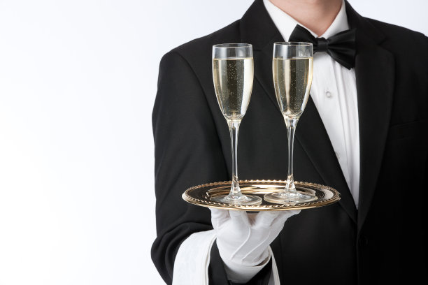 服务员端着酒杯图片下载