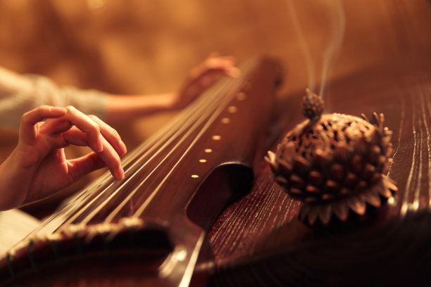 青年女人弹七弦琴图片下载