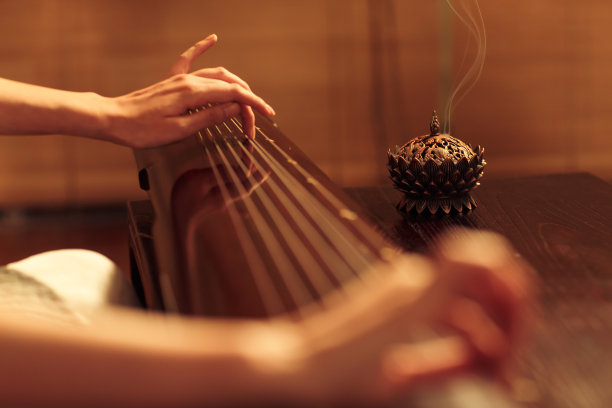 青年女人弹七弦琴图片下载