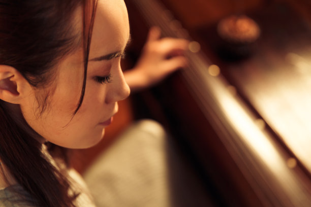 青年女人弹七弦琴图片下载