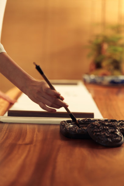 青年女人在练习书法图片下载