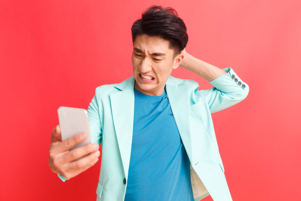 青年男人看手机图片下载