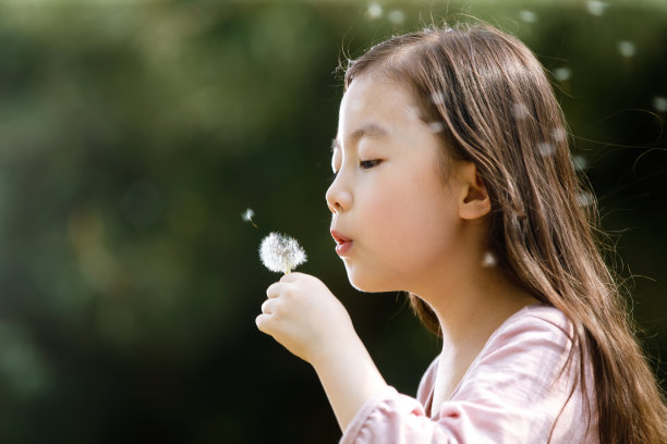可爱的女孩在户外图片下载