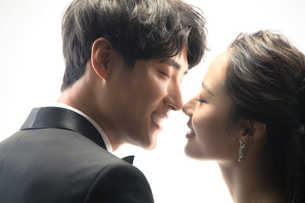 浪漫的新郎和新娘图片下载