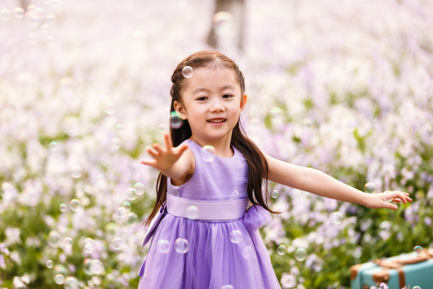 可爱的小女孩在户外图片下载