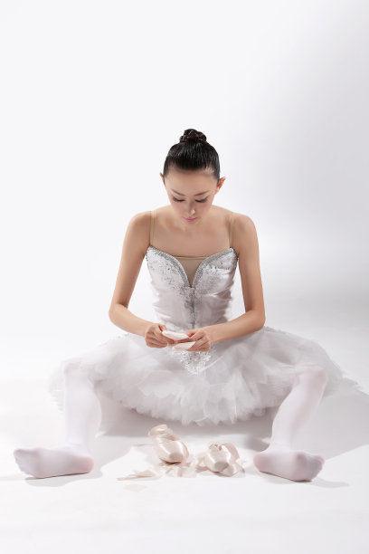 女人坐在地上穿芭蕾舞鞋图片下载