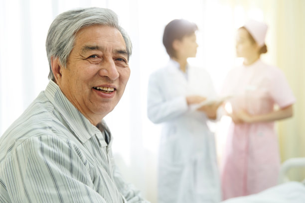 医务工作者和患者在病房图片下载