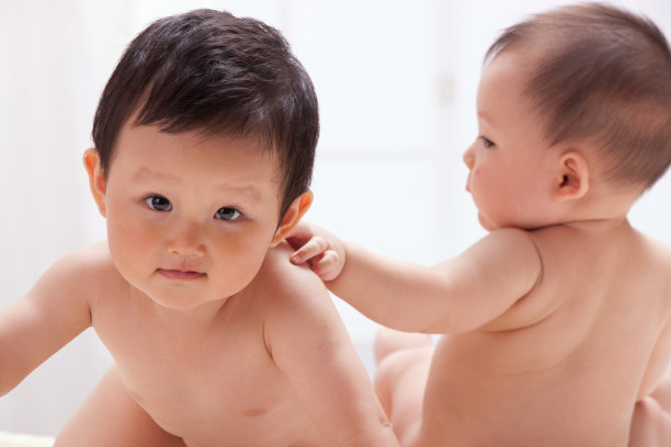 两个可爱的婴儿图片下载