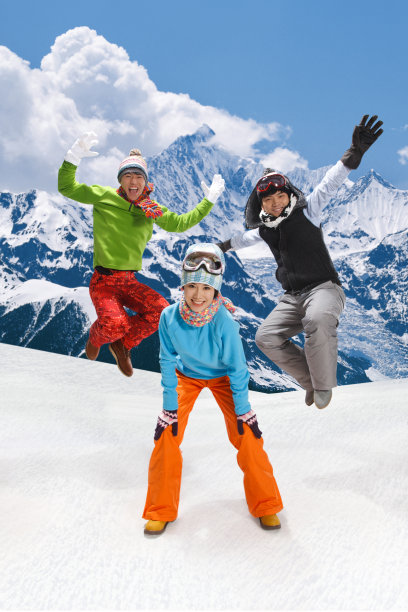 东方青年男女在滑雪场图片下载