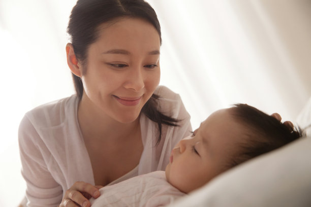 妈妈陪宝宝睡觉图片下载