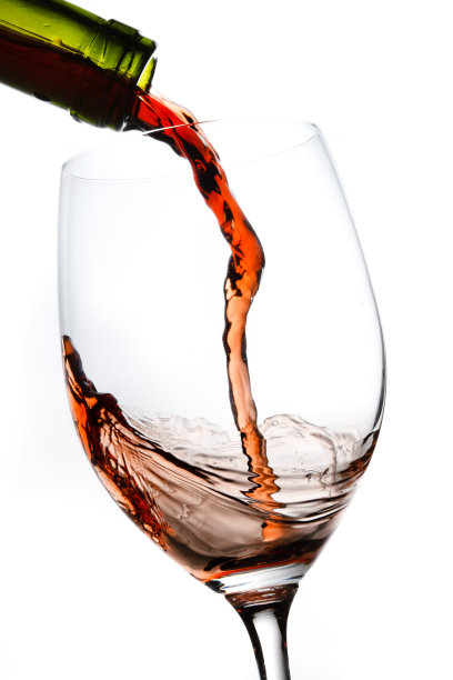 红酒倒进酒杯里图片下载