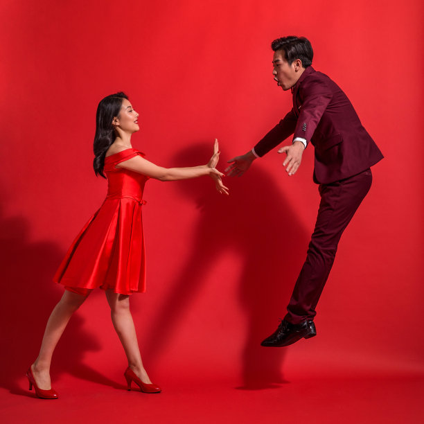 打斗的青年情侣图片下载