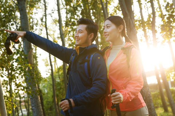 青年伴侣徒步旅行图片下载