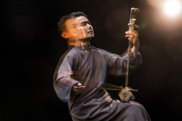 男艺术家在拉二胡图片下载