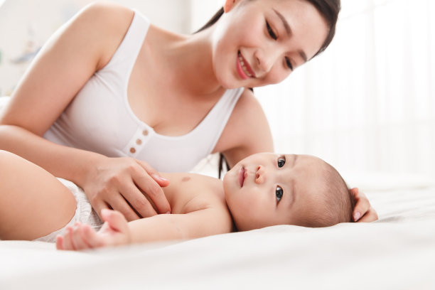 妈妈陪宝宝玩耍图片下载