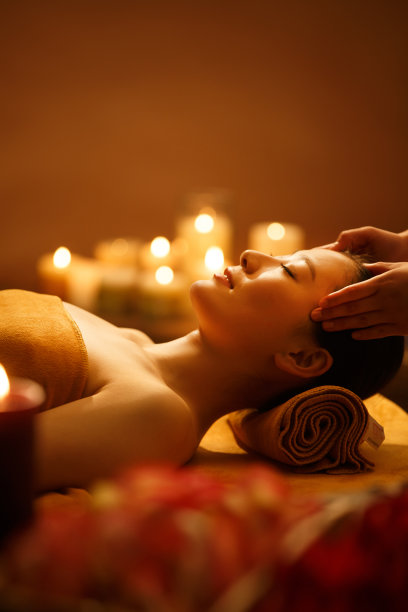 年轻女人在室内做SPA图片下载