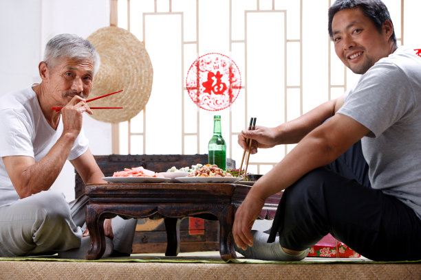 农民父子坐在家中吃饭图片下载