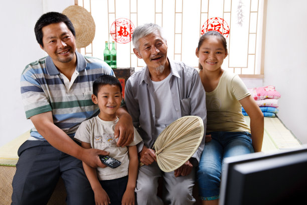 农民祖孙三代坐在家中看电视农民图片下载