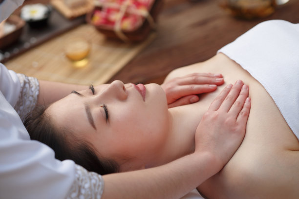 年轻女人在室内做SPA图片下载