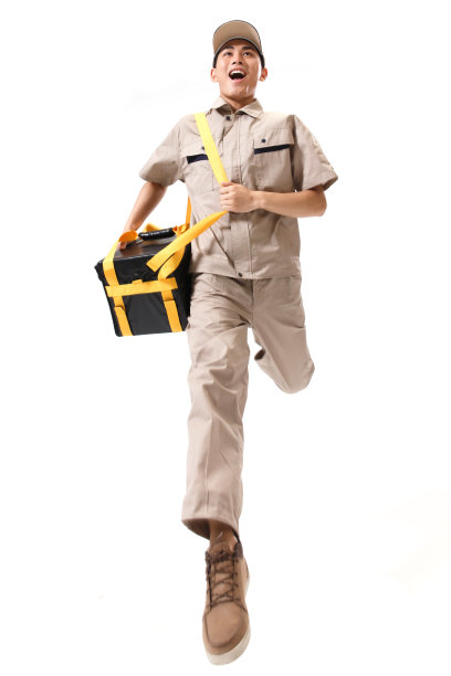 年轻的快递员在工作图片下载