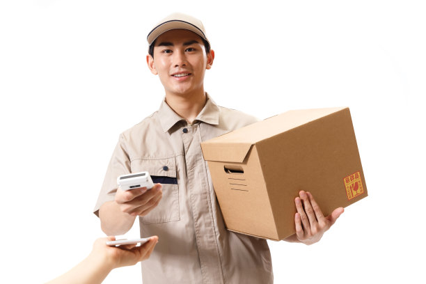 年轻的快递员在工作图片下载