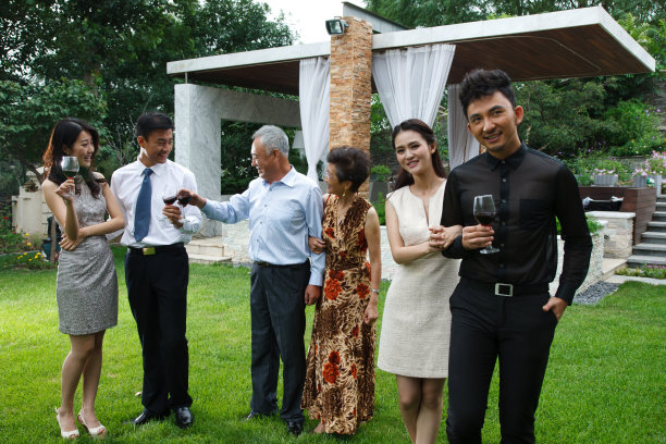 东方人家庭聚会图片下载