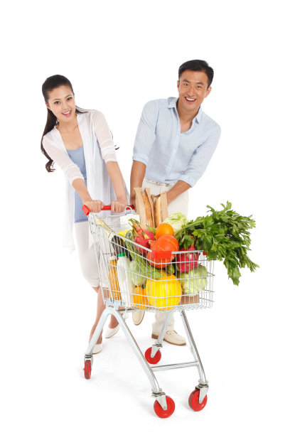 青年夫妇推着购物车图片下载