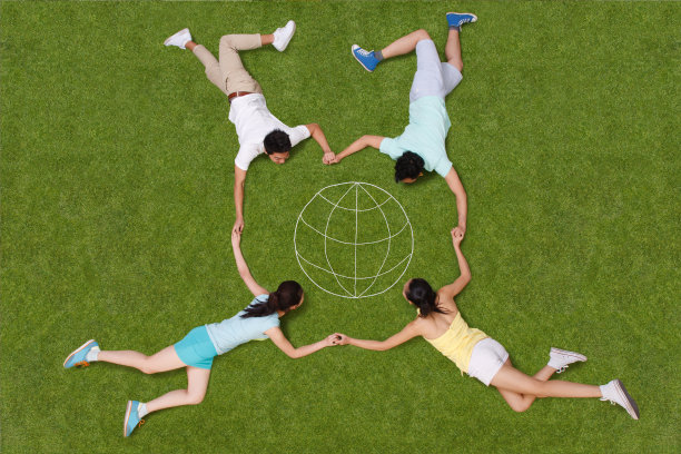 青年男女手牵手躺在草地上图片下载