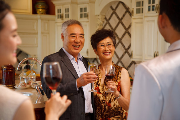 东方人家庭聚会图片下载