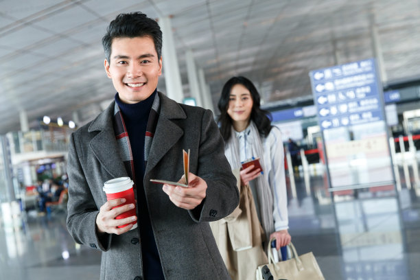 商务男女在机场图片下载