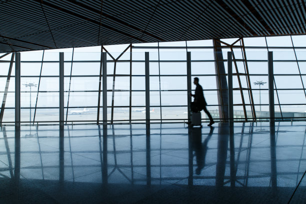 商务男士在机场图片下载