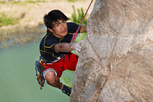 东方男人户外攀岩图片下载